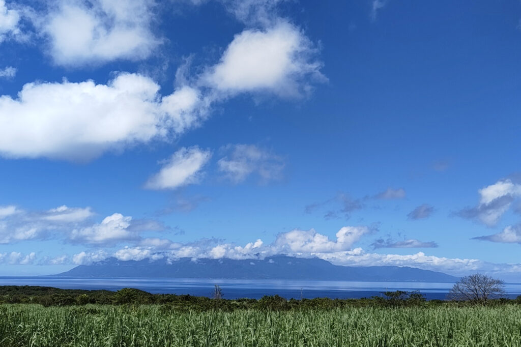 シェア宿ウイミルの近くから見える屋久島